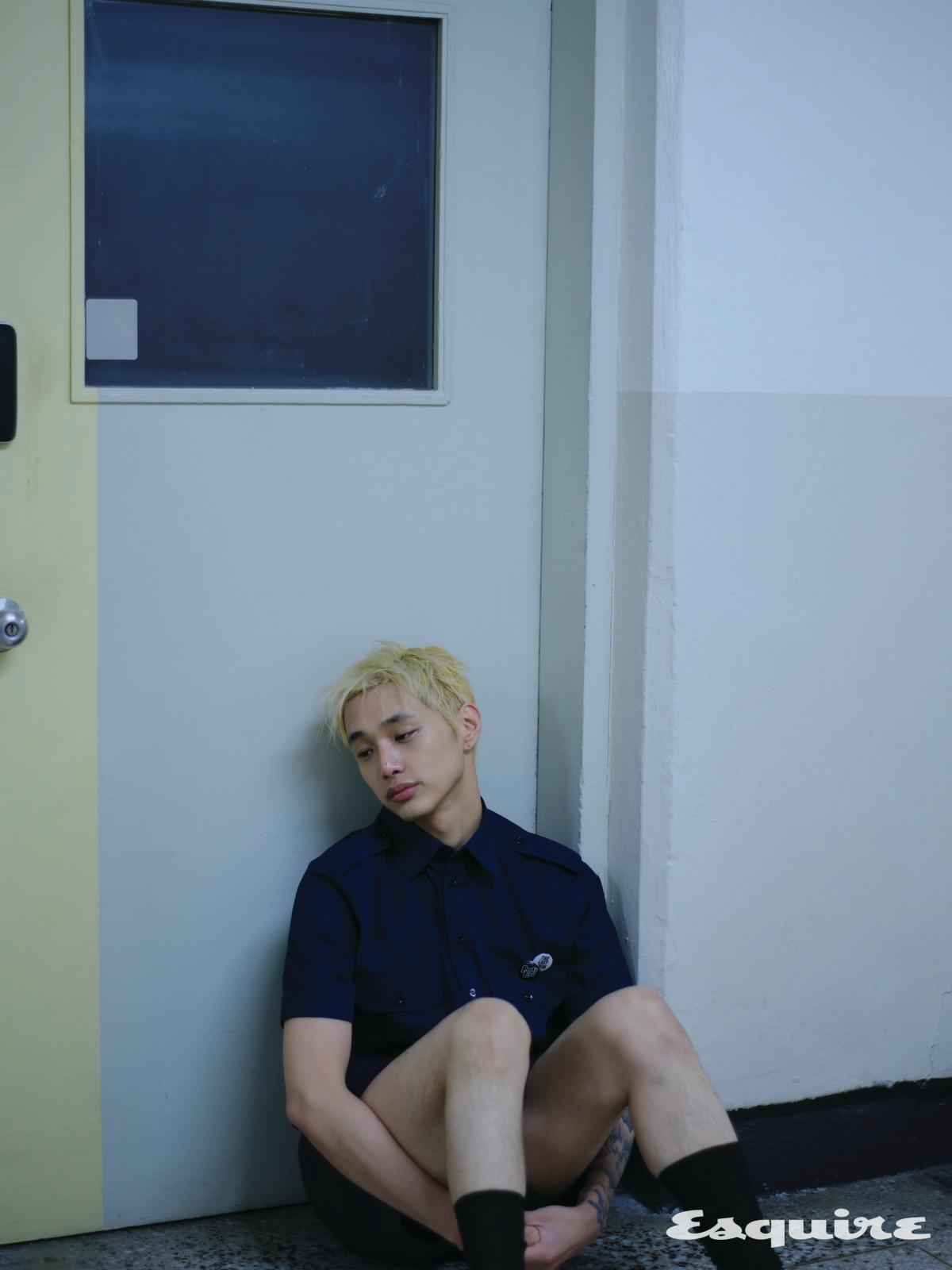 포플린 셔츠, 포플린 팬츠, 블랙 삭스, 화이트 버튼 메탈 핀, 블랙 버튼 메탈 핀 모두 가격 미정 프라다. 