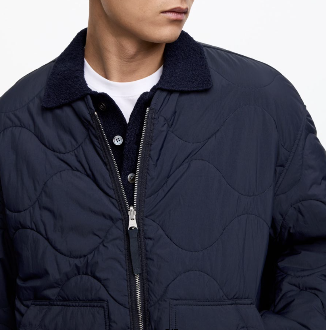 레이어드가 용이한 네이비 컬러 / 이미지 출처: 아르켓