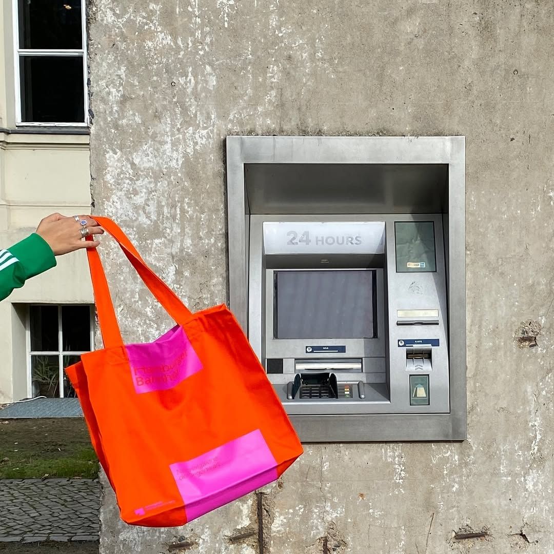 팝아트적인 요소가 엿보이는 에코백 / 이미지 출처: 함부어거 반홉 사이트