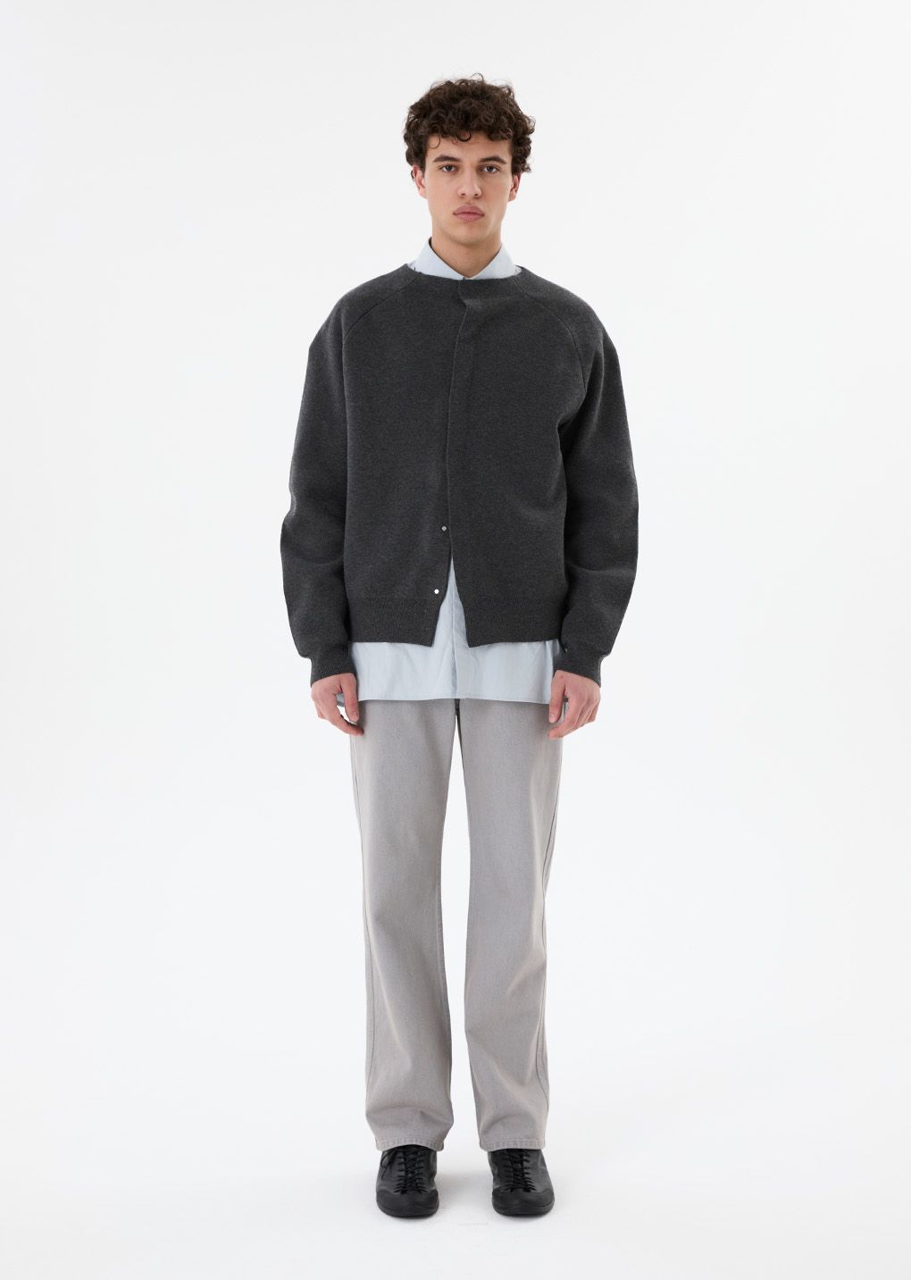 미니멀한 매력이 돋보이느 아모멘토의 데님 팬츠. / 이미지 출처: 아모멘토