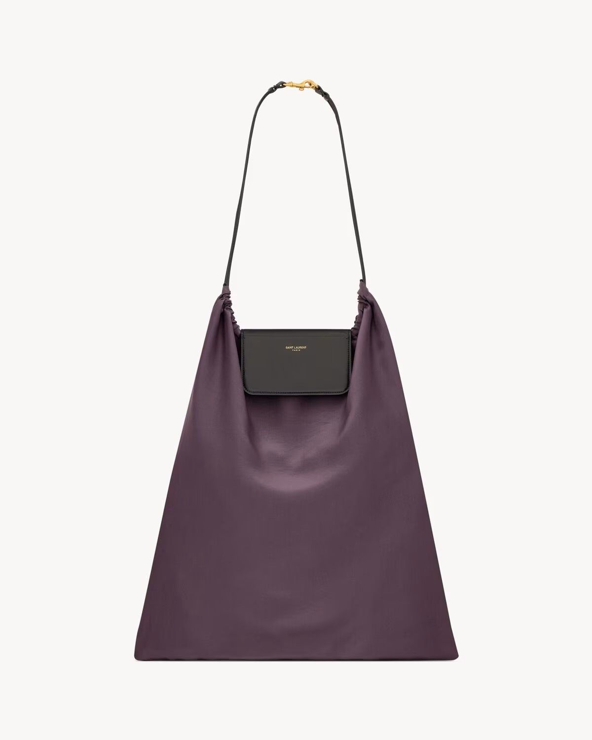 클래식한 인상이 돋보이는파우치 백. / 이미지 출처: 생 로랑