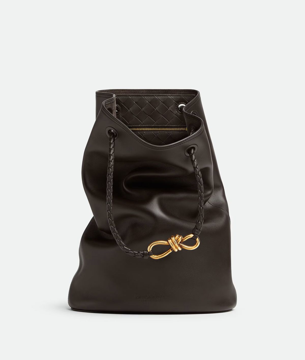 소재와 패턴, 노트 디테일까지 보테가의 특징이 가득한 파우치 백. / 이미지 출처: 보테가 베네타 