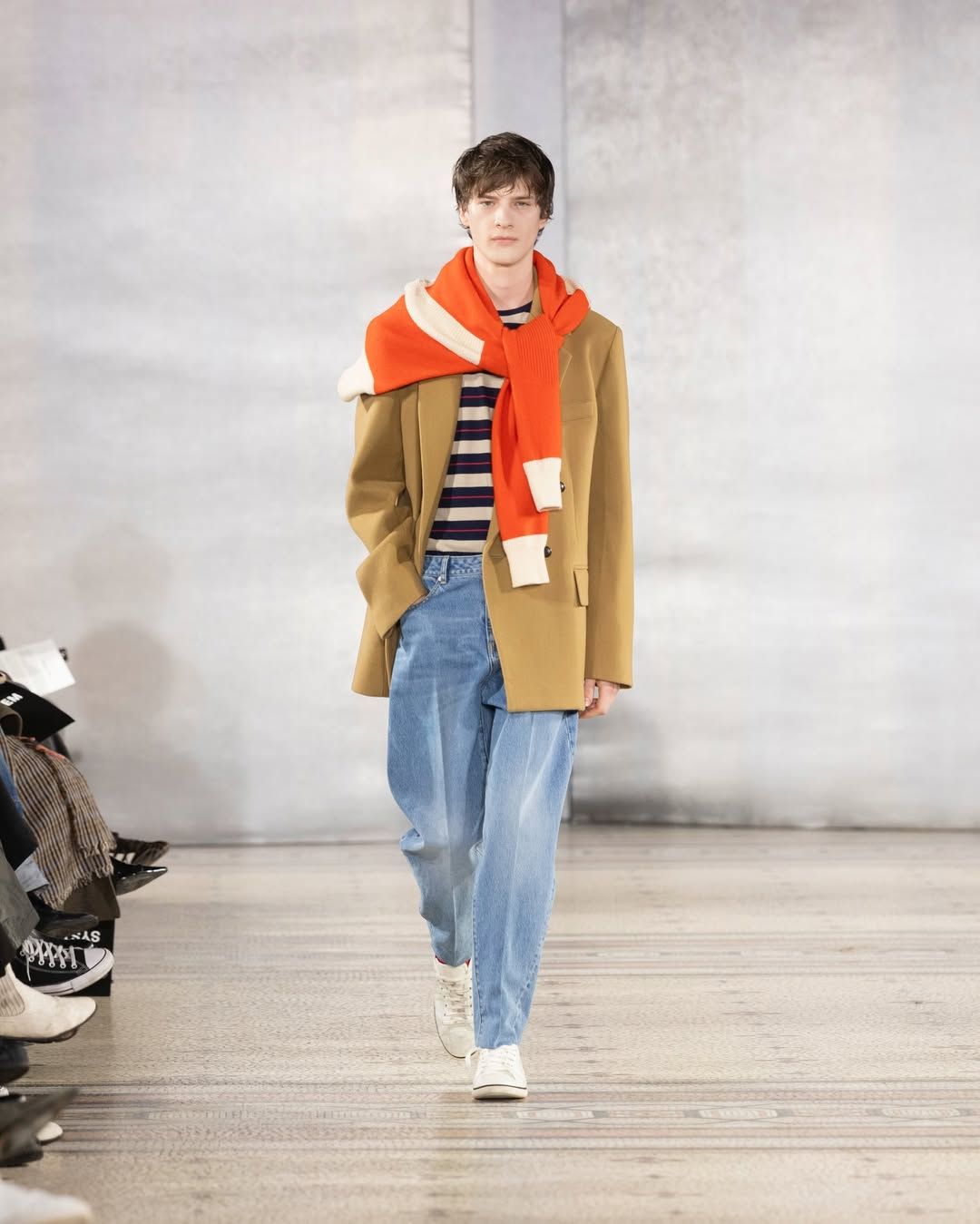 슬랙스처럼 입기 좋은 시스템 데님 팬츠. / 이미지 출처: 시스템