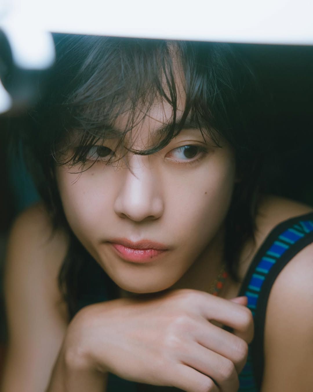 말끔하고 부드러운 손이 주는 인상을 남다르다. / 이미지 출처: @thv