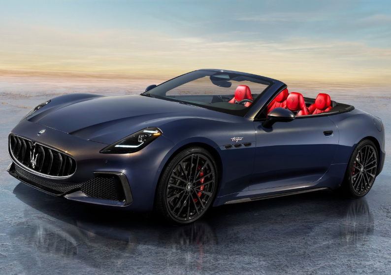3.0L V6 네튜노 엔진을 탑재해 최고 출력 550마력, 최대 토크 66.3kg.m, 제로백 3.6초의 고성능을 발휘하는 4인승 컨버터블 그란카브리오 트로페오.