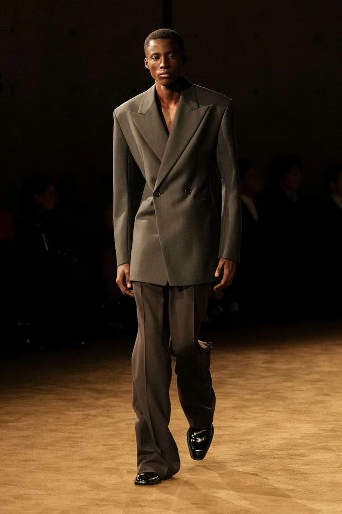 매끈한 앞 코 디자인이 돋보인다. / 이미지 출처: 생 로랑