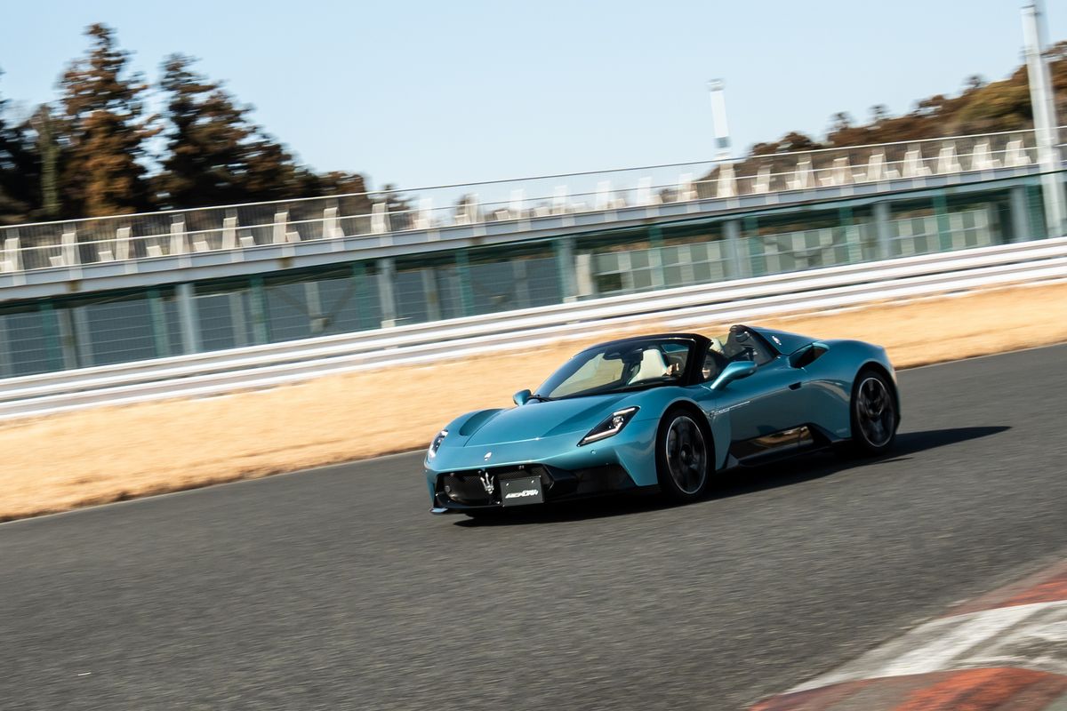 3.0L V6 네튜노 엔진을 탑재하여 최고 출력 630마력, 최대 토크 74.4kgf·m을 발휘하는 미드십 슈퍼카 MCPURA 첼로. 