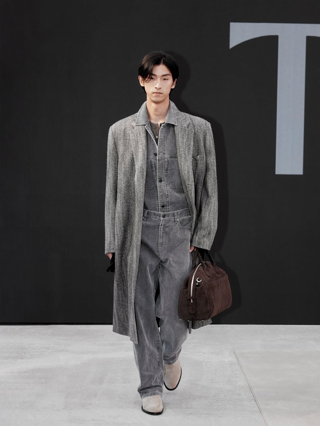 탄탄한 소재감과 정제된 그레이 워싱으로 완성한 타임 데님 팬츠. / 이미지 출처: 타임