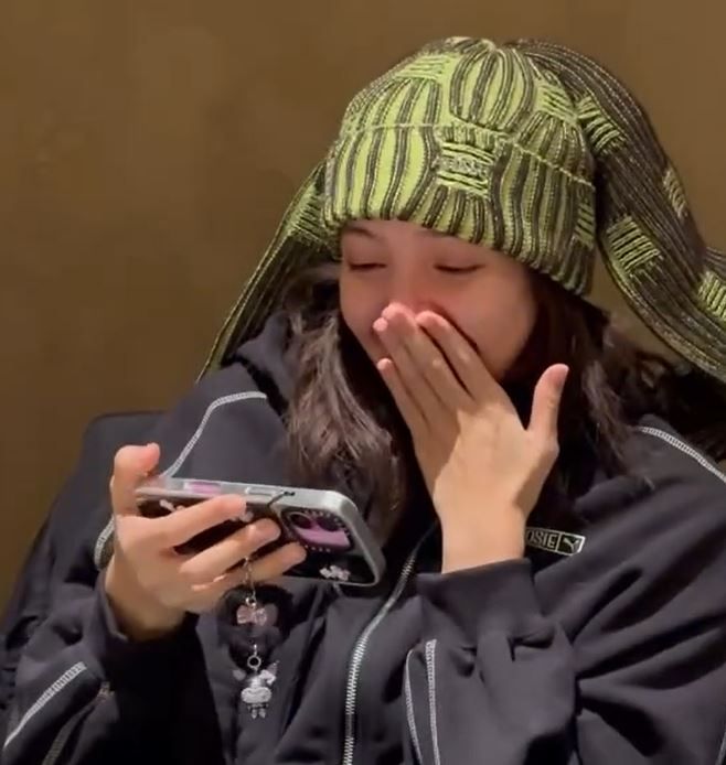 사복 패션으로 캐주얼하게 착용한 어티슈 캐럿 비니. / 이미지 출처: @lalalalisa_m