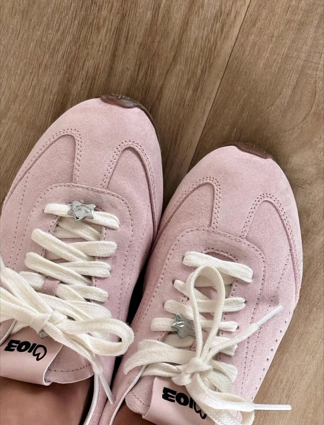 지수를 떠올리게 하는 요소가 가득한 알로 선셋 스니커즈. / 이미지 출처: @sooyaaa__ / 이미지 출처: @sooyaaa__