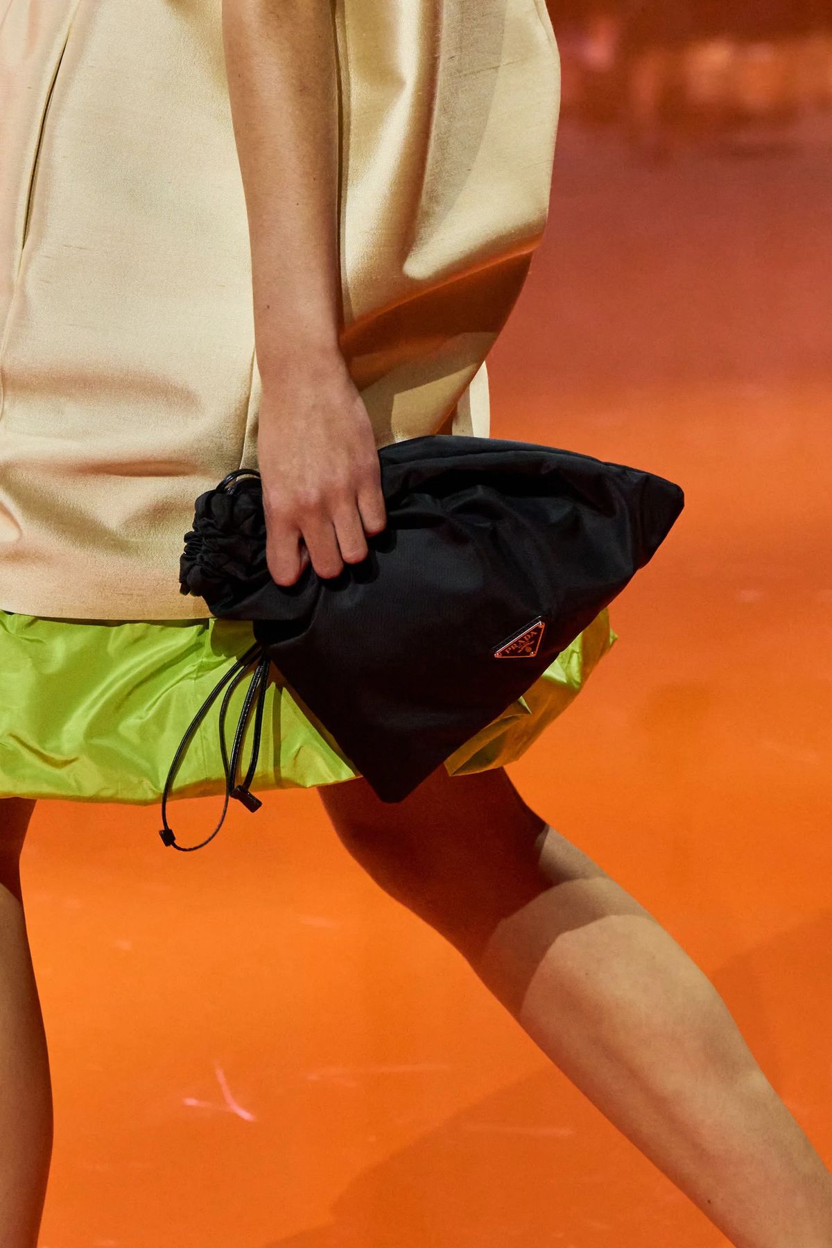 모던한 실루엣과 실키한 소재로 완성한 파우치 백. / 이미지 출처: 프라다