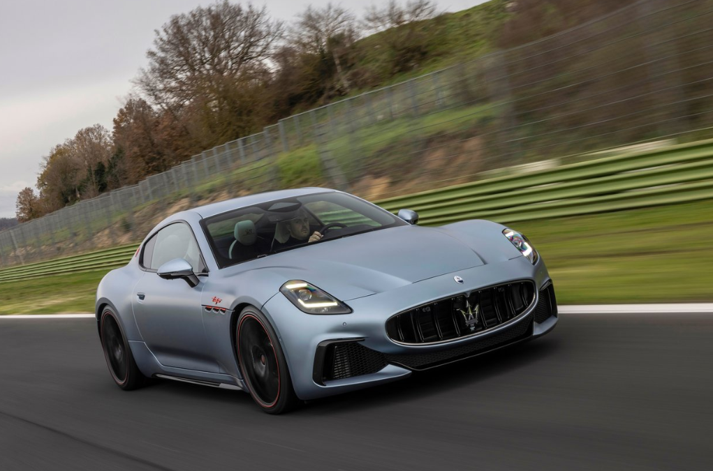 3.0리터 V6 네튜노 엔진을 탑재해 최고 출력 550마력, 최대 토크 66.3kgf·m을 발휘하는 그란투리스모 트로페오. 