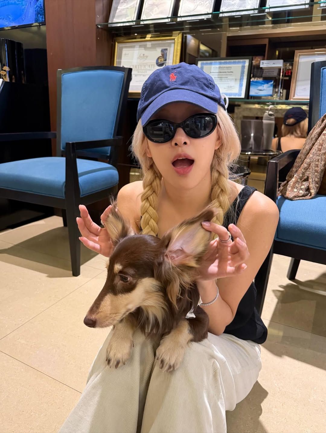 로제의 사복 패션에서 자주 등장하는 폴로 볼캡 / 이미지 출처: @roses_are_rosie 