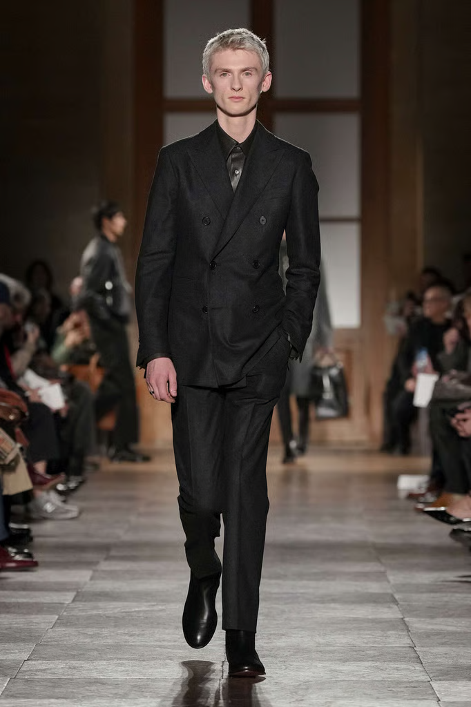 군더더기 없는 슈트 앤 슈즈 스타일링을 보여준 에르메스. / 이미지 출처: 에르메스