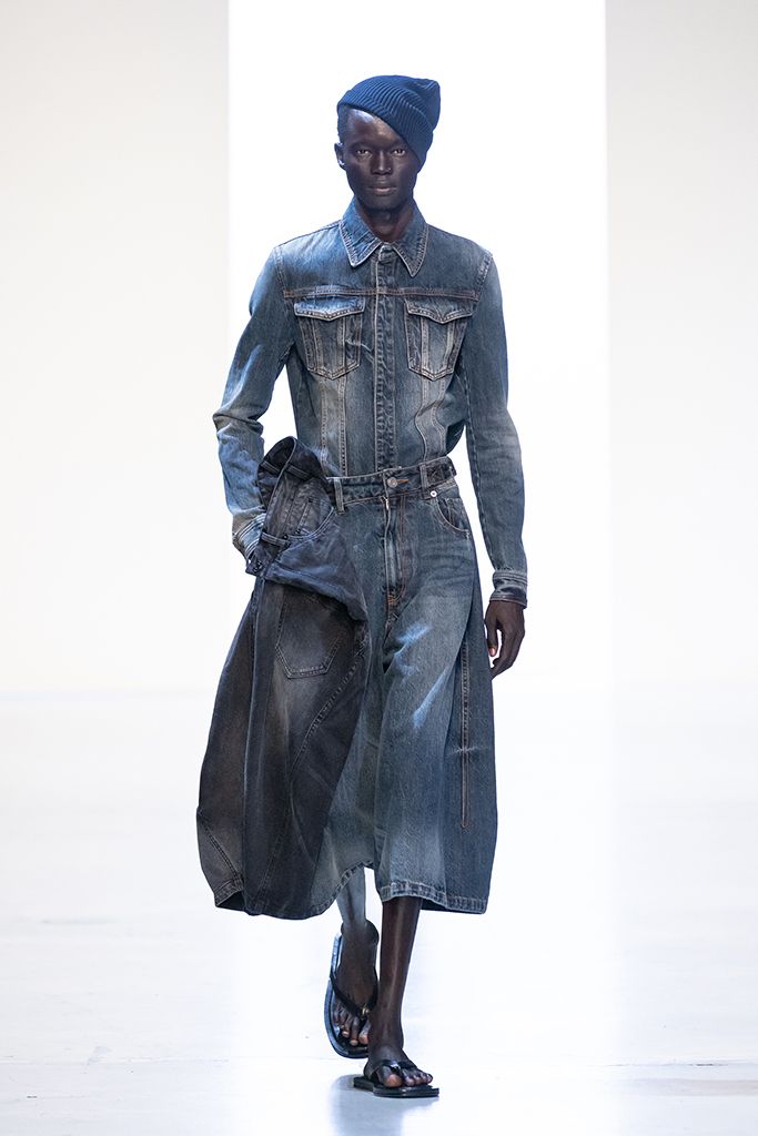 볼륨과 구조감으로 완성한 준지의 데님 팬츠. / 이미지 출처: 준지