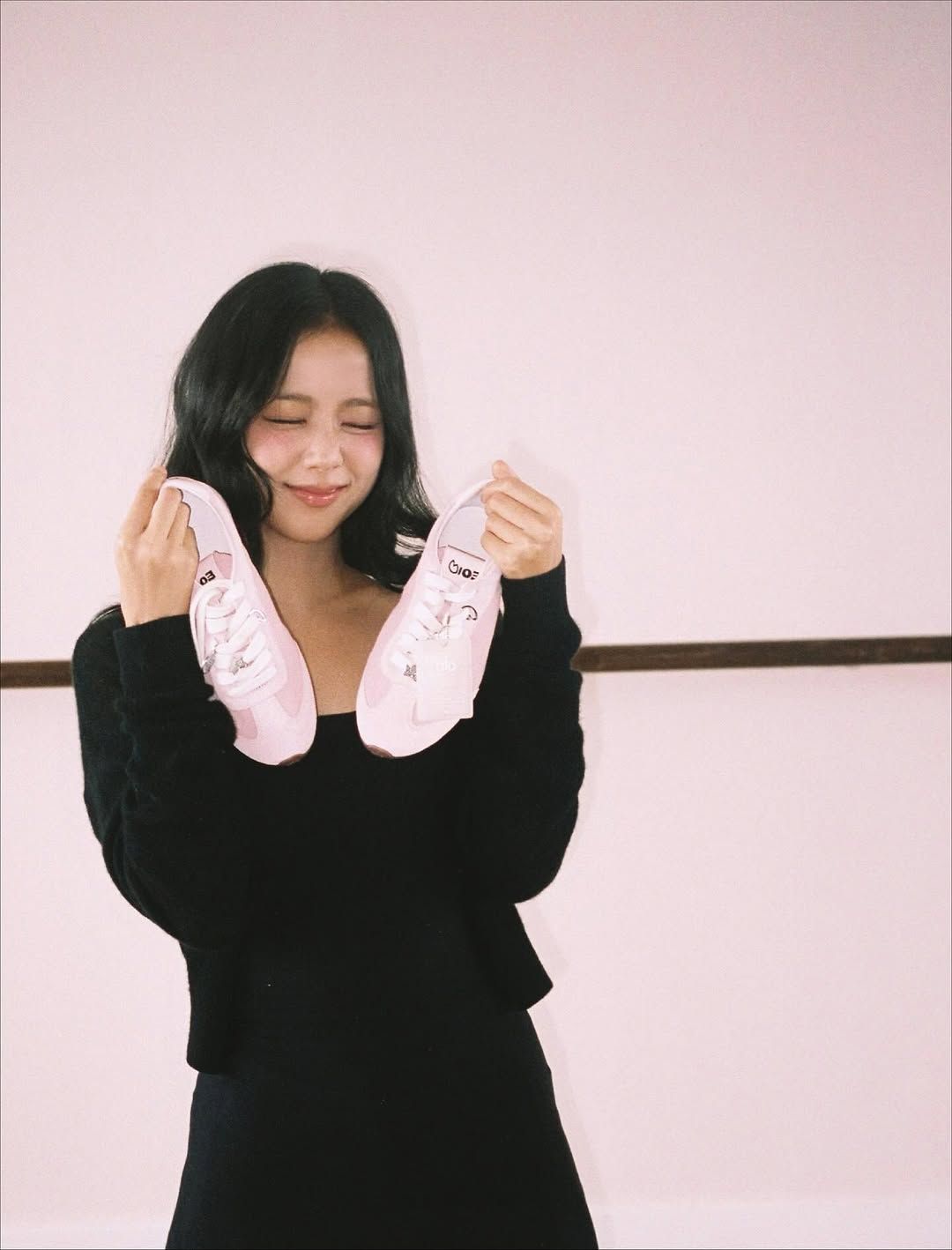 지수가 직접 디자인한 알로 선셋 스니커즈. / 이미지 출처: @sooyaaa__