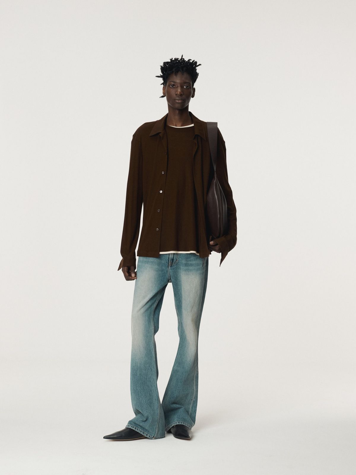 절제된 실루엣의 정석을 보여준 렉토 데님 팬츠. / 이미지 출처: 렉토