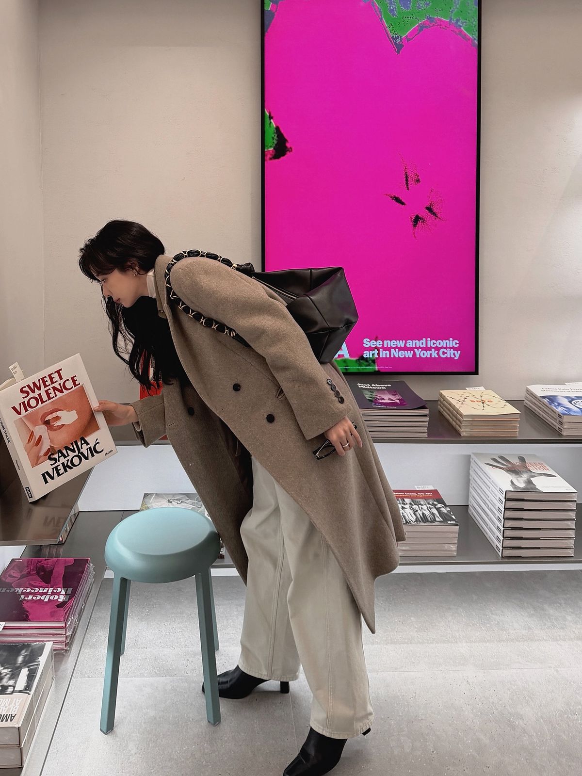 쉬는 시간 틈틈이 독서를 즐기는 배우 이청아. 이미지 출처 : 인스타그램 @leechungah