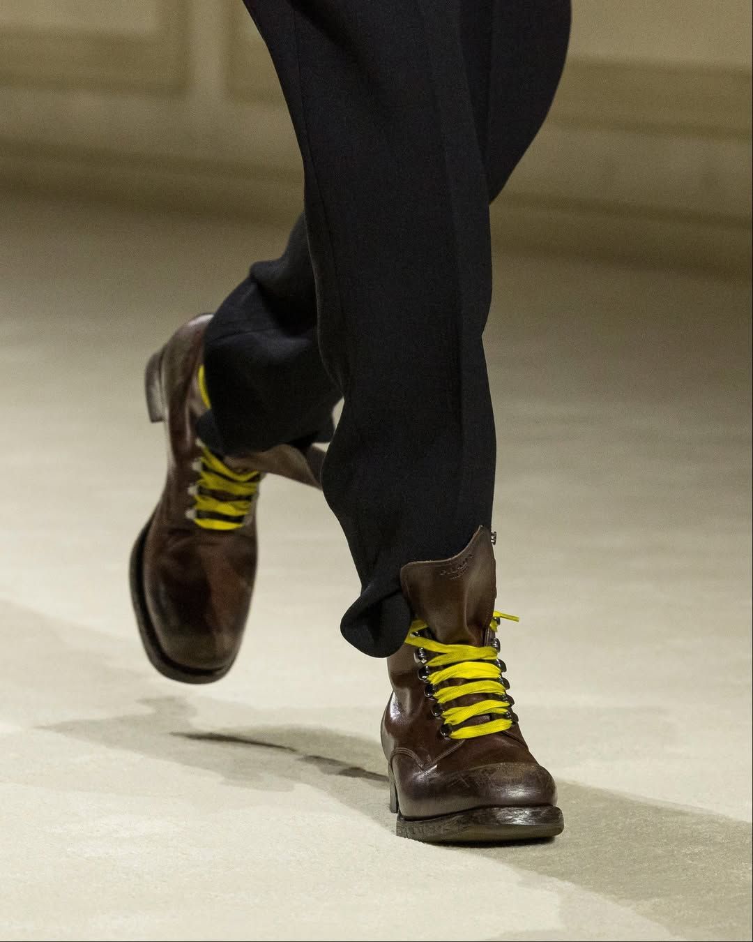 신발끈으로 변화를 준 프라다. / 이미지 출처: 프라다