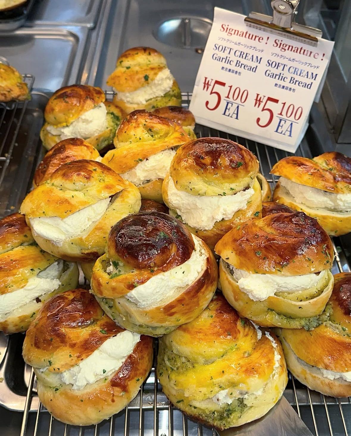 마늘을 컨셉으로 한 다양한 빵을 선보이며 인기를 끌었다. / 출처: 갈릭보이 인스타그램