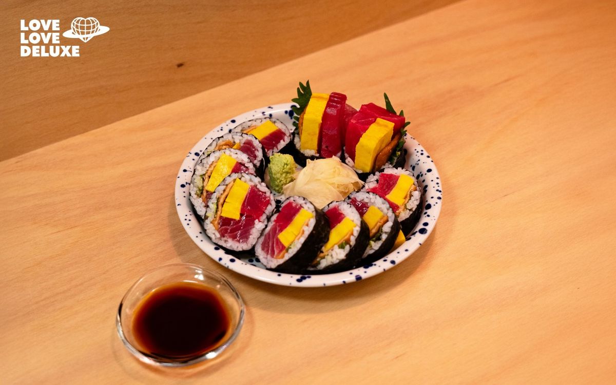 두툼한 참치회와 달걀말이, 짭조름한 유부가 조화롭게 어우러지는 ‘생참치김밥’은 러브러브디럭스의 인기 메뉴 중 하나다. | 이미지 출처: 러브러브디럭스 네이버지도 업체 제공 이미지