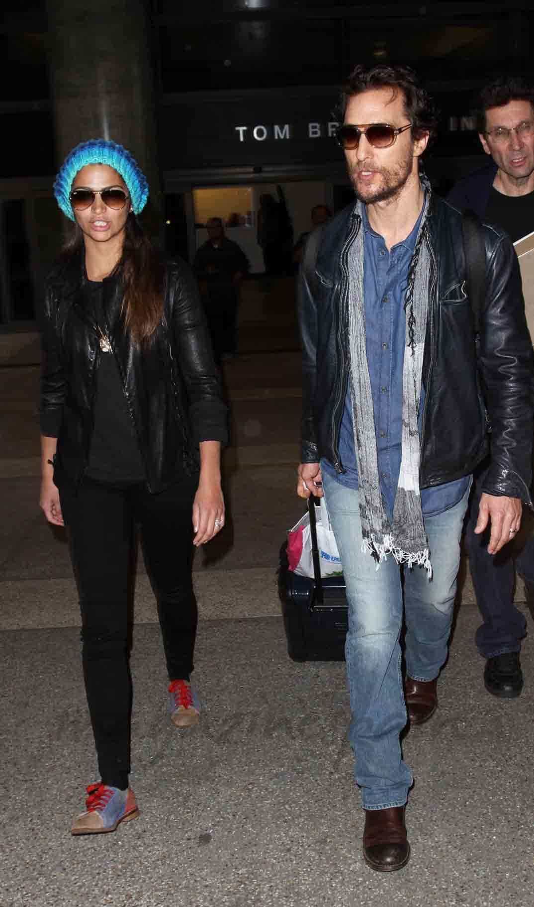 2014년 LAX(로스앤젤레스 국제공항)에서 사진을 찍힌 매튜 맥커너히의 모습 / 이미지 출처: https://www.dailymail.co.uk