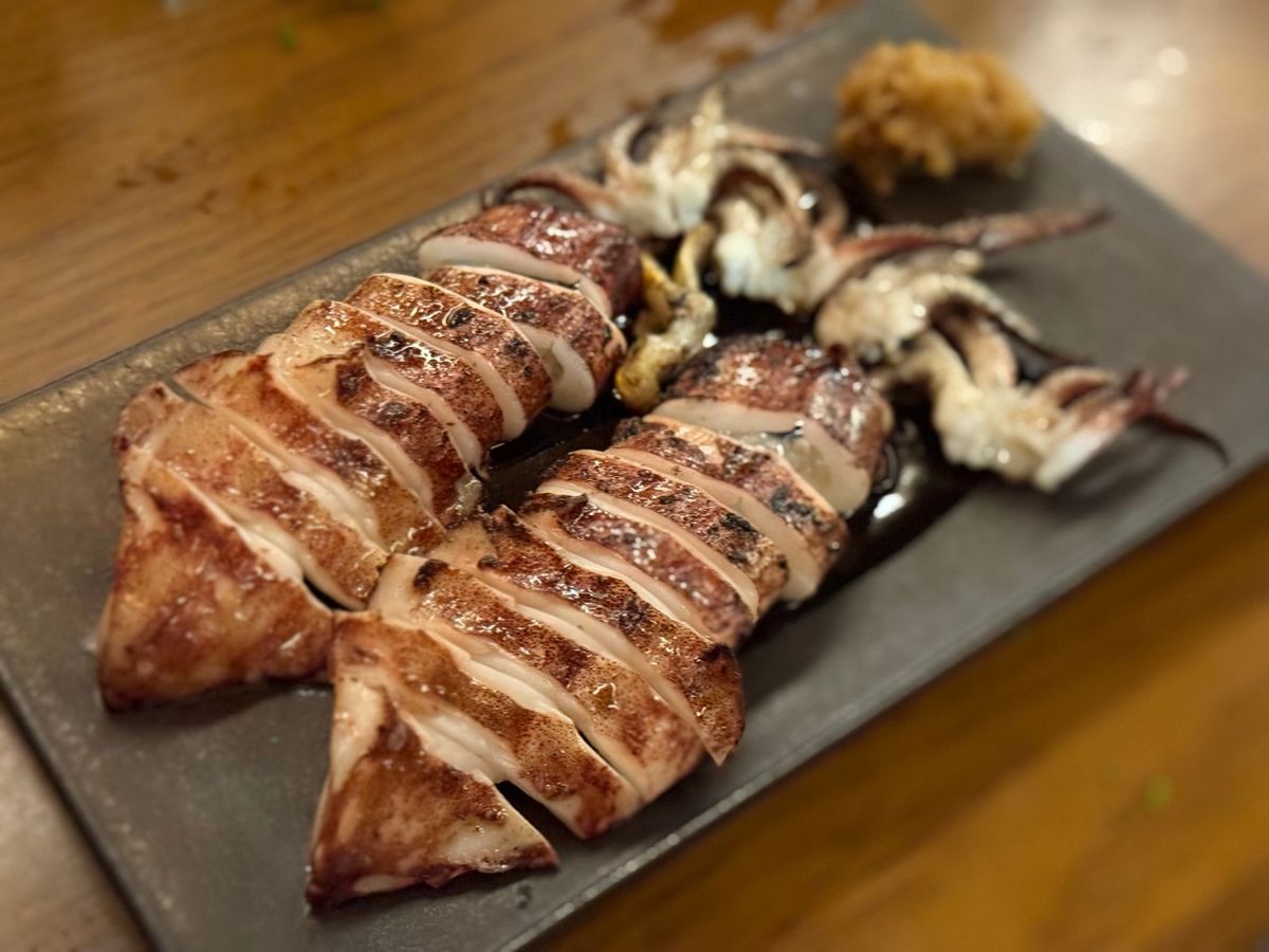 대표 메뉴 중 하나인 ‘한치’는 장작불에 구운 한치에 녹진한 먹물 소스와 카라멜라이징한 양파를 곁들여 낸다. | 이미지 출처: 산재우 네이버지도 업체 제공 이미지