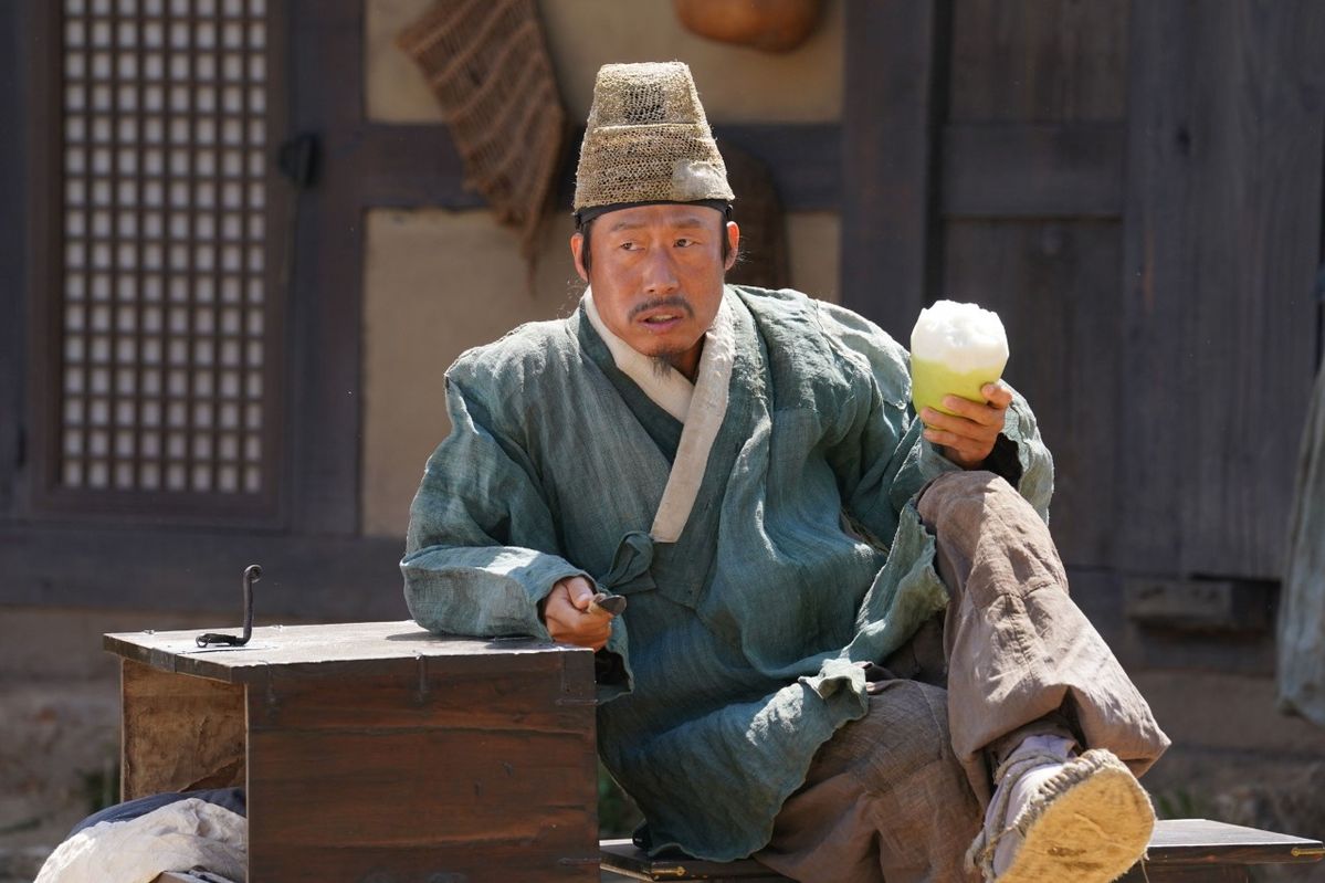 위험을 무릅쓰고 문종의 시신을 수습했던 엄흥도는 유해진이 맡았다. | 이미지 출처: 네이버 영화 스틸컷