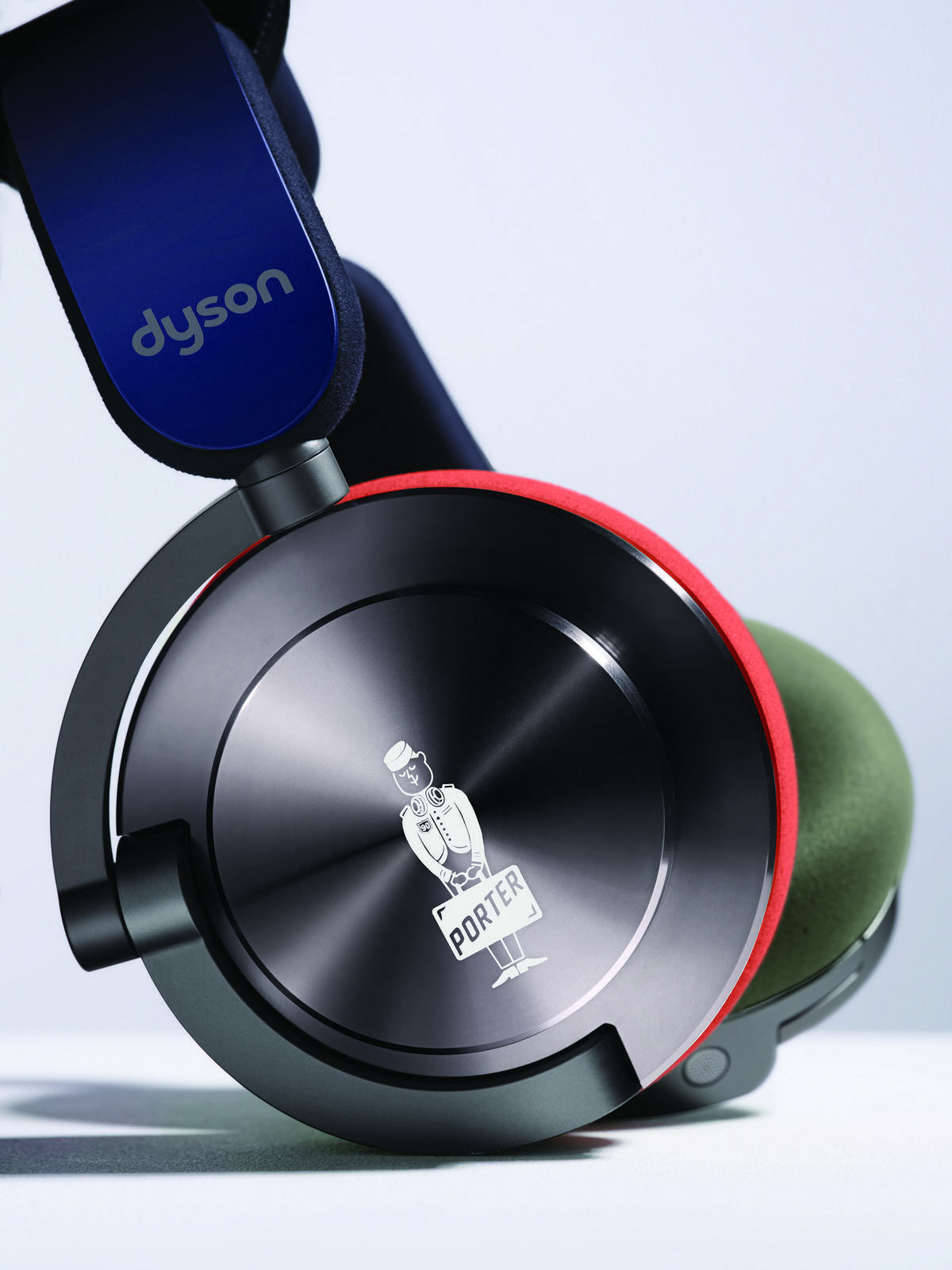 다이슨과 포터의 협업으로 만든 온트랙 리미티드 에디션. 헤드폰, 숄더백, 액세서리로 구성되어있다. / 이미지 출처: 다이슨