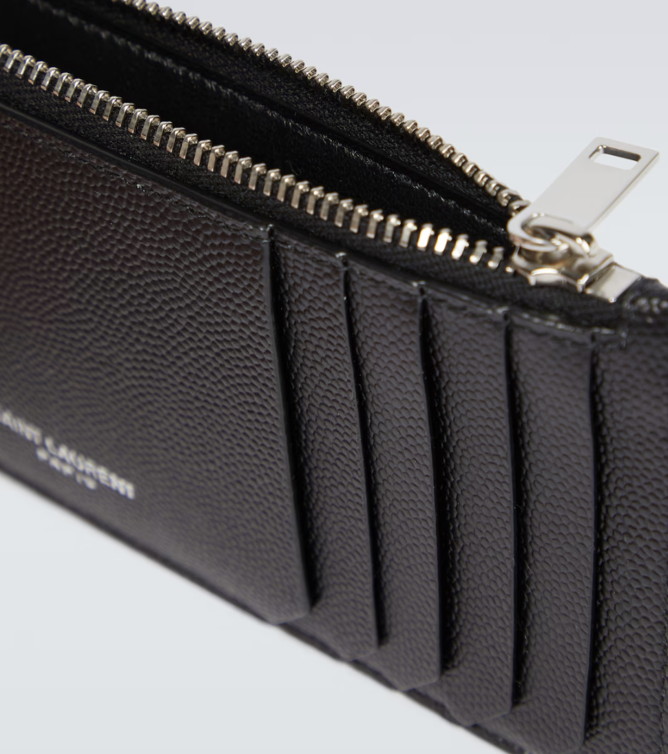 지퍼 포켓이 있어 현금의 수납이 용이하다/ 이미지 출처: 생로랑 