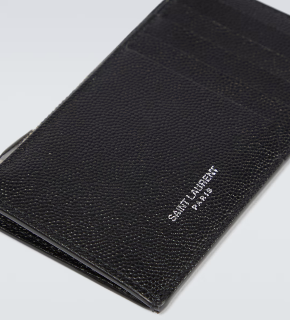 양각으로 새겨진 생 로랑 파리의 로고/ 이미지 출처: 생로랑