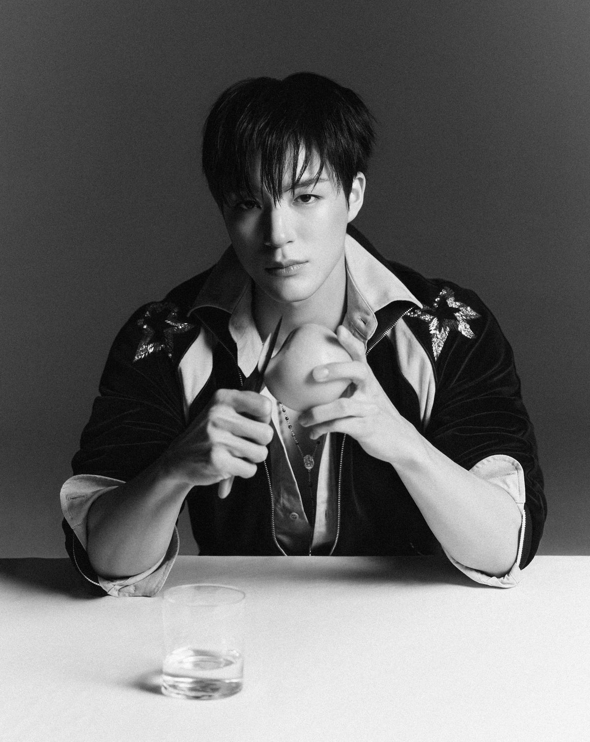  (제노) 네크리스, 돌체앤가바나. 셔츠, 자켓, 팬츠, 신발 모두 발렌티노. 