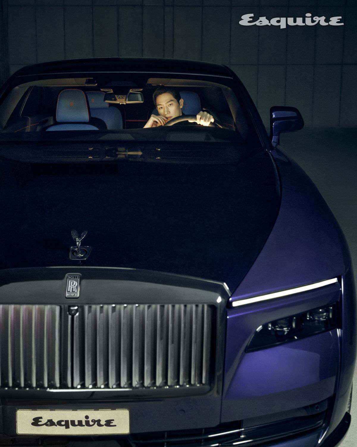 블랙 배지 스펙터의 운전석에 앉으면 왠지 무엇이든 해낼 수 있을 것 같은 자신감이 차오른다.