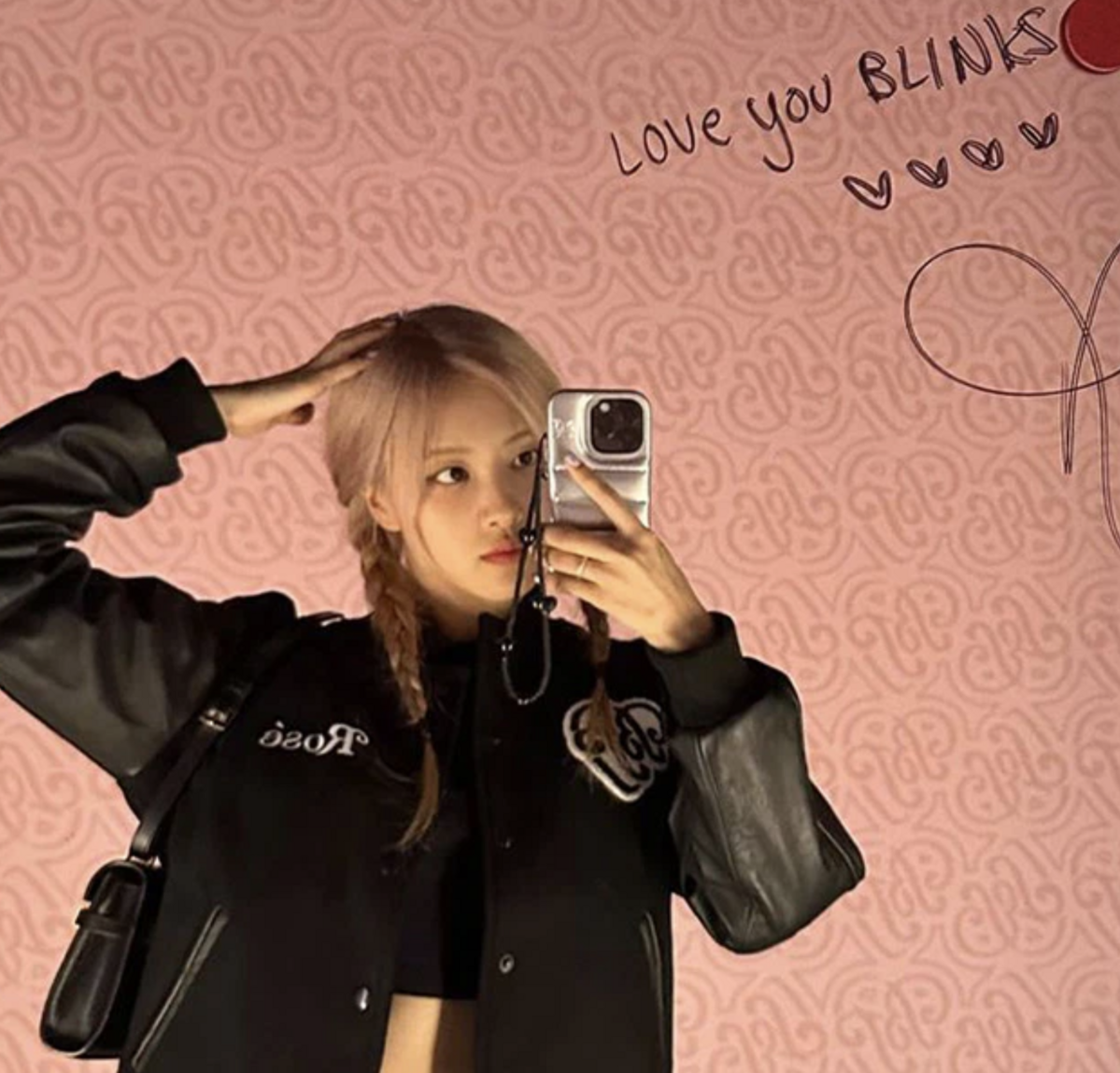 로제 역시 어반소피스티케이션 더푸퍼케이스 실버 컬러를 인증했다. / 이미지 출처: 로제 인스타 @roses_are_rosie