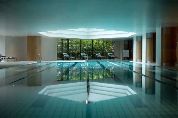 그랜드 하얏트 후쿠오카의 수영장. 선배드도 갖추고 있어 편안하게 쉴 수 있다. / 이미지 출처: 그랜드 하얏트 후쿠오카