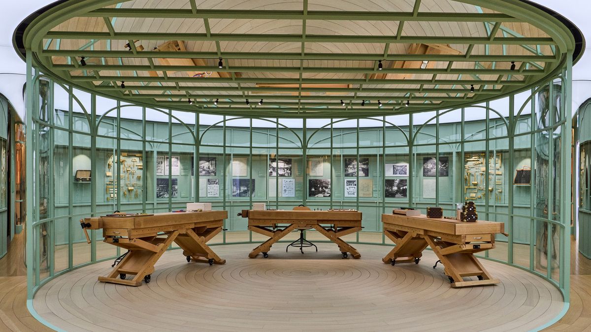 루이 비통의 장인 정신을 온전히 느껴볼 수 있는 공간으로 가죽, 황동, 코팅 캔버스 등 다양한 오브제가 전시되어 있는 공방 룸. / 이미지 출처: 루이 비통