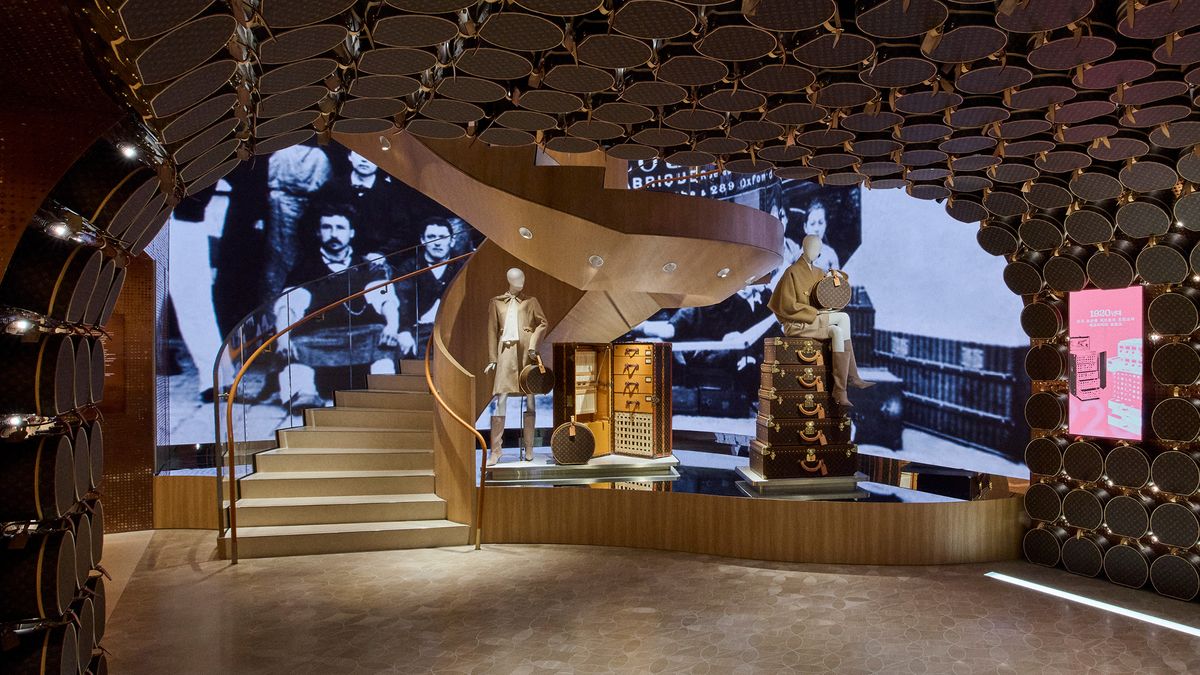 루이 비통 비저너리 저니 서울 입구는 루이 비통의 장인정신이 돋보이는 트렁크스케이프 전경. / 이미지 출처: 루이 비통