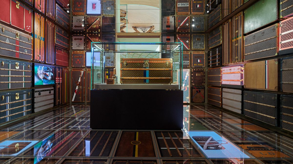 루이 비통 트렁크 개인 맞춤 제작 제품으로 이니셜, 모티프 등 루이 비통의 다양한 디테일 면모를 볼 수 있는 맞춤 제작 룸. / 이미지 출처: 루이 비통