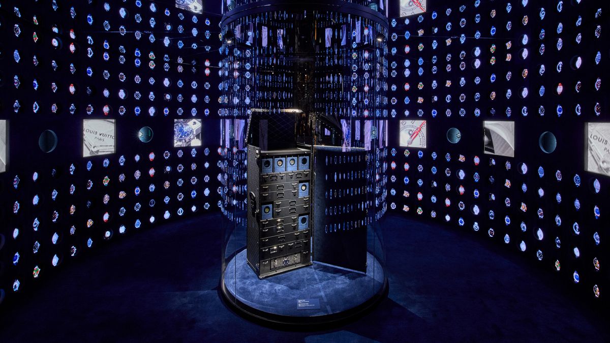 루이 비통 비저너리 저니 서울 워치 룸, 브랜드의 아이코닉한 워치를 다양한 시각에서 살펴볼 수 있습니다. / 이미지 출처: 루이 비통 