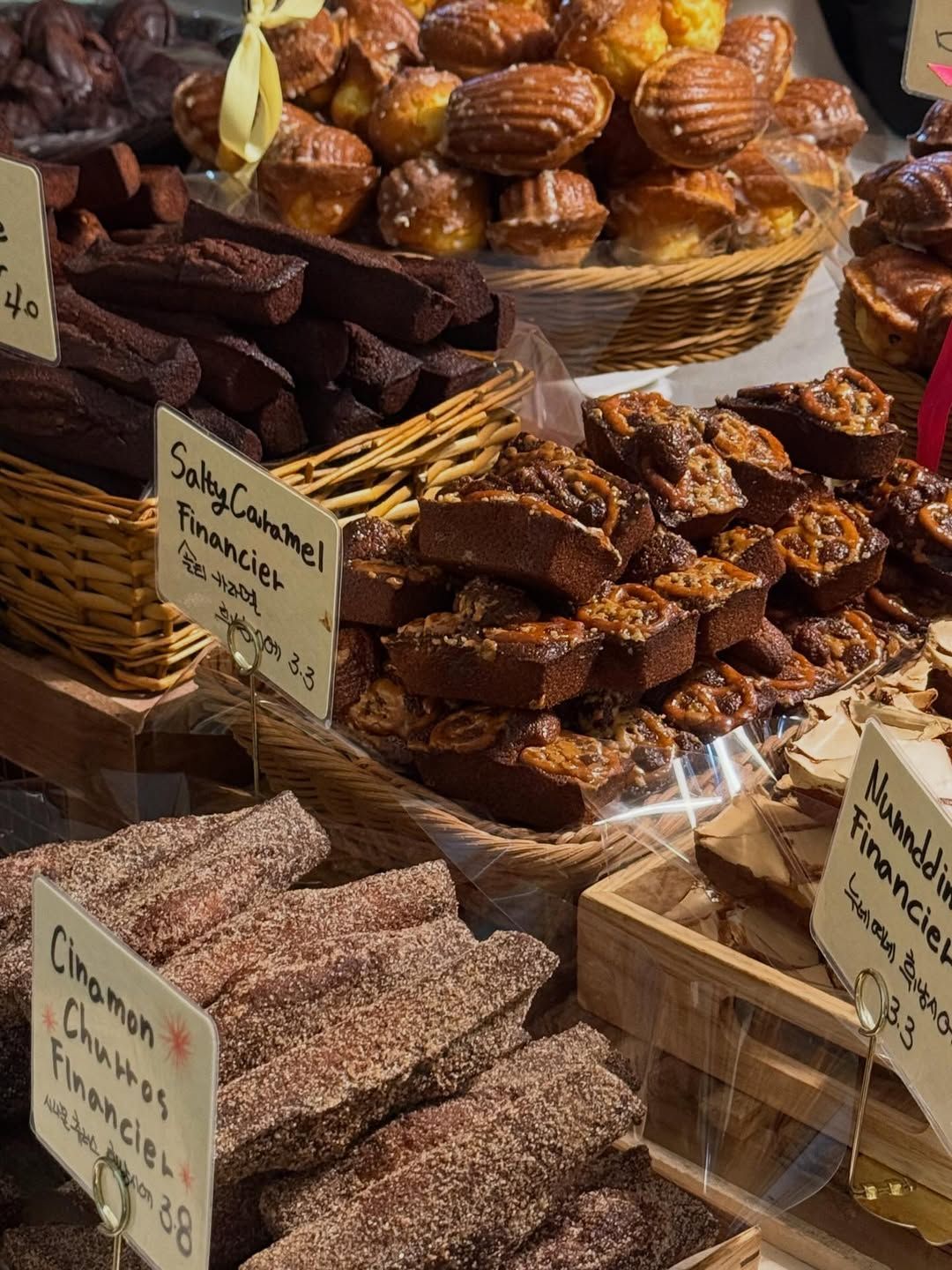 다양한 버전으로 즐길 수 있는 몽심의 베스트 메뉴 휘낭시에. | 이미지 출처: 업체 인스타그램