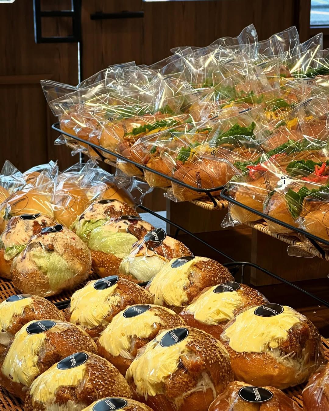 일본식 베이커리 하루팡의 야끼소바빵과 새우카츠버거. | 이미지 출처: 업체 인스타그램