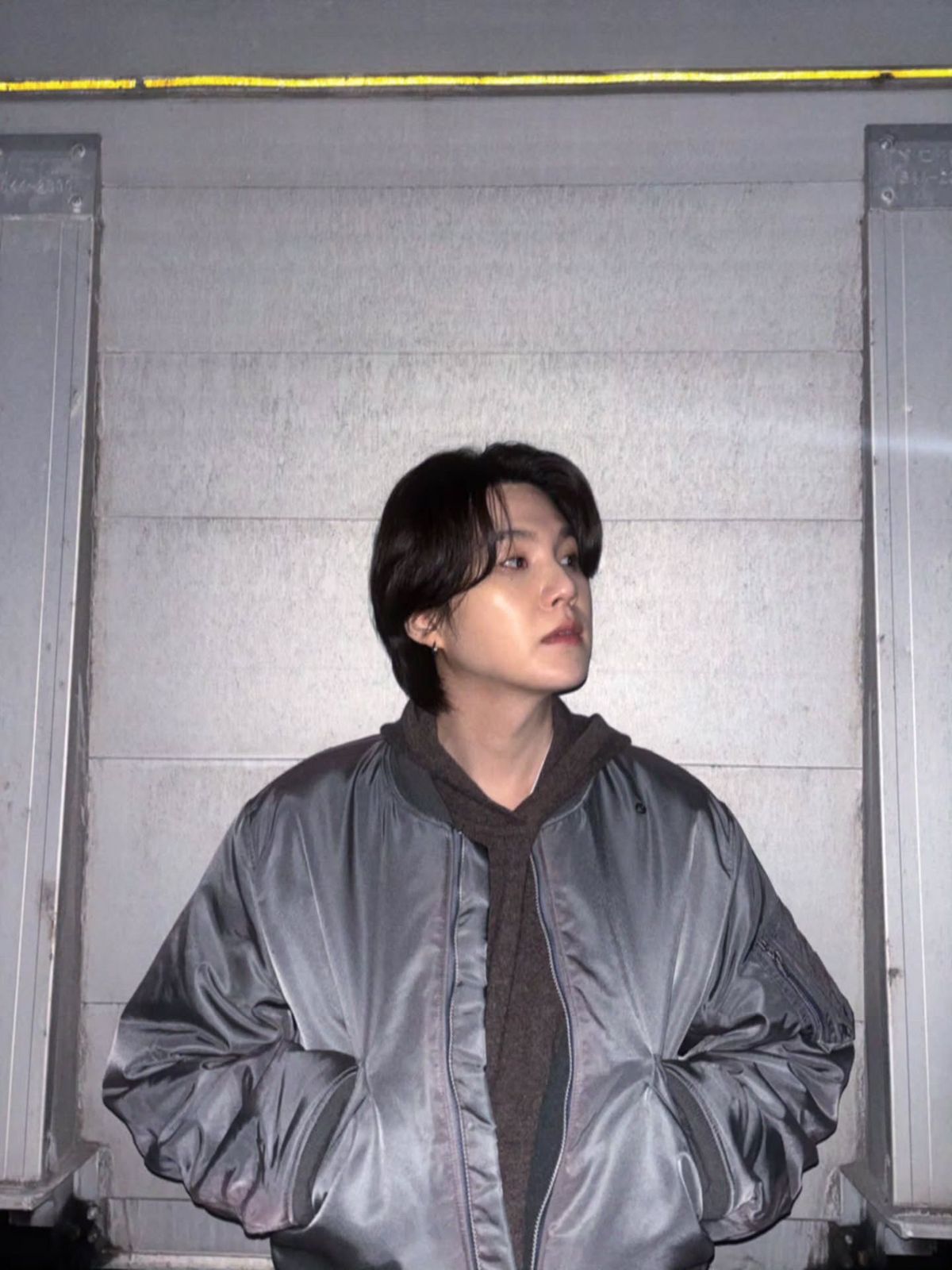 앞머리와 탑 라인에 굵은 C컬을 더한 슈가 / 이미지 출처 : 인스타그램 @agustd 