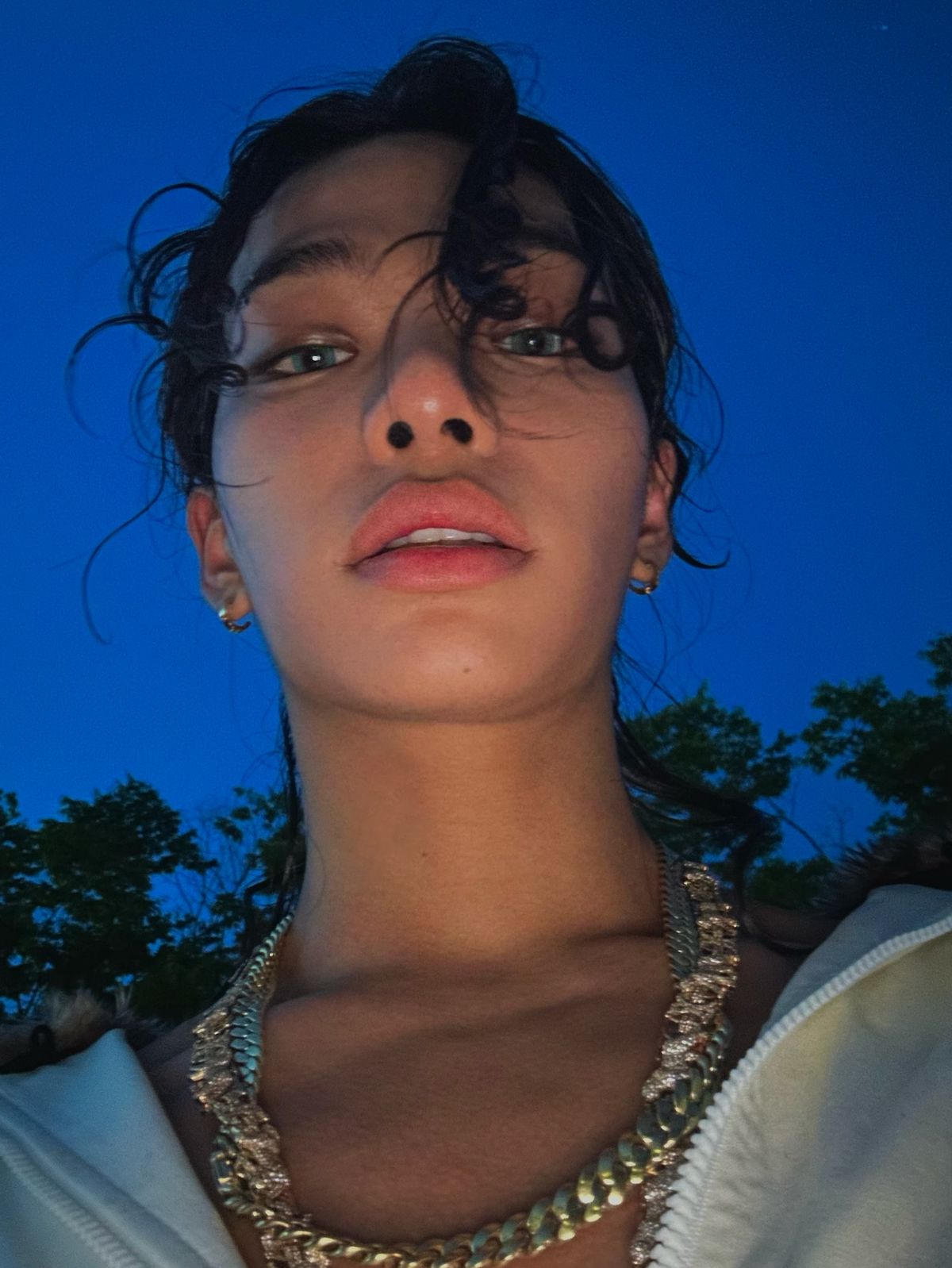 히피 스타일 펌의 올데이프로젝트 타잔 / 이미지 출처 : 인스타그램 @tarzzan