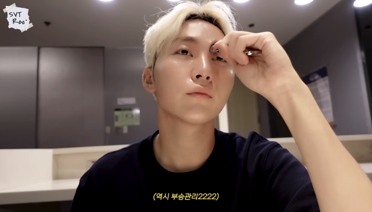 콘서트를 앞두고 메이크업 전 부기를 제거하는 승관 / 이미지 출처: 유튜브 SEVENTEEN 채널
