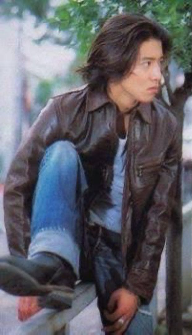 기무라 타쿠야는 빳빳한 새 레더 재킷을 그대로 입기 보단 에이징된 빈티지 제품을 입었다. 