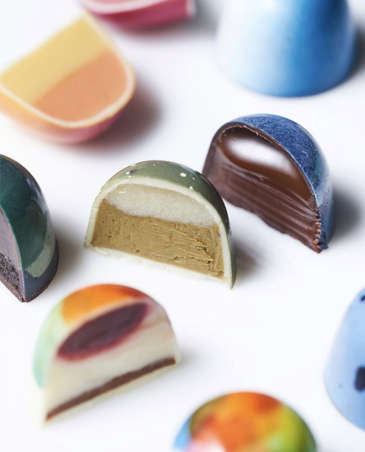 직접 페인팅한 패턴을 입힌 봉봉 초콜릿은 화려한 디자인이 눈을 즐겁게 한다. / 출처: 네이버 지도 업체 제공