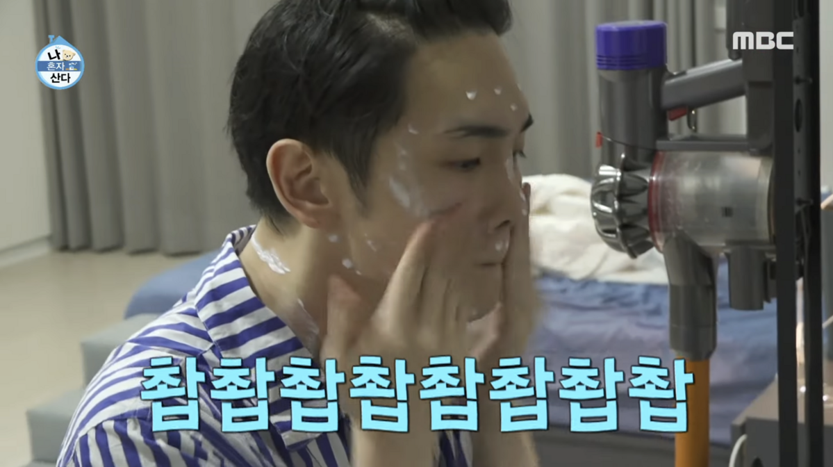 예능 프로그램 <나 혼자 산다>에서 마사지 볼을 이용해 부기와 탄력을 관리하는 키 / 이미지 출처: MBC 