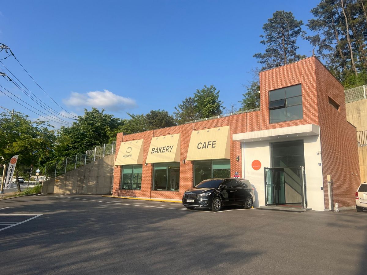 넓은 주차 공간이 있는 베이커리 카페 ‘빠앙빠앙’의 외관. | 이미지 출처: 빠앙빠앙 네이버지도 업체 제공 이미지