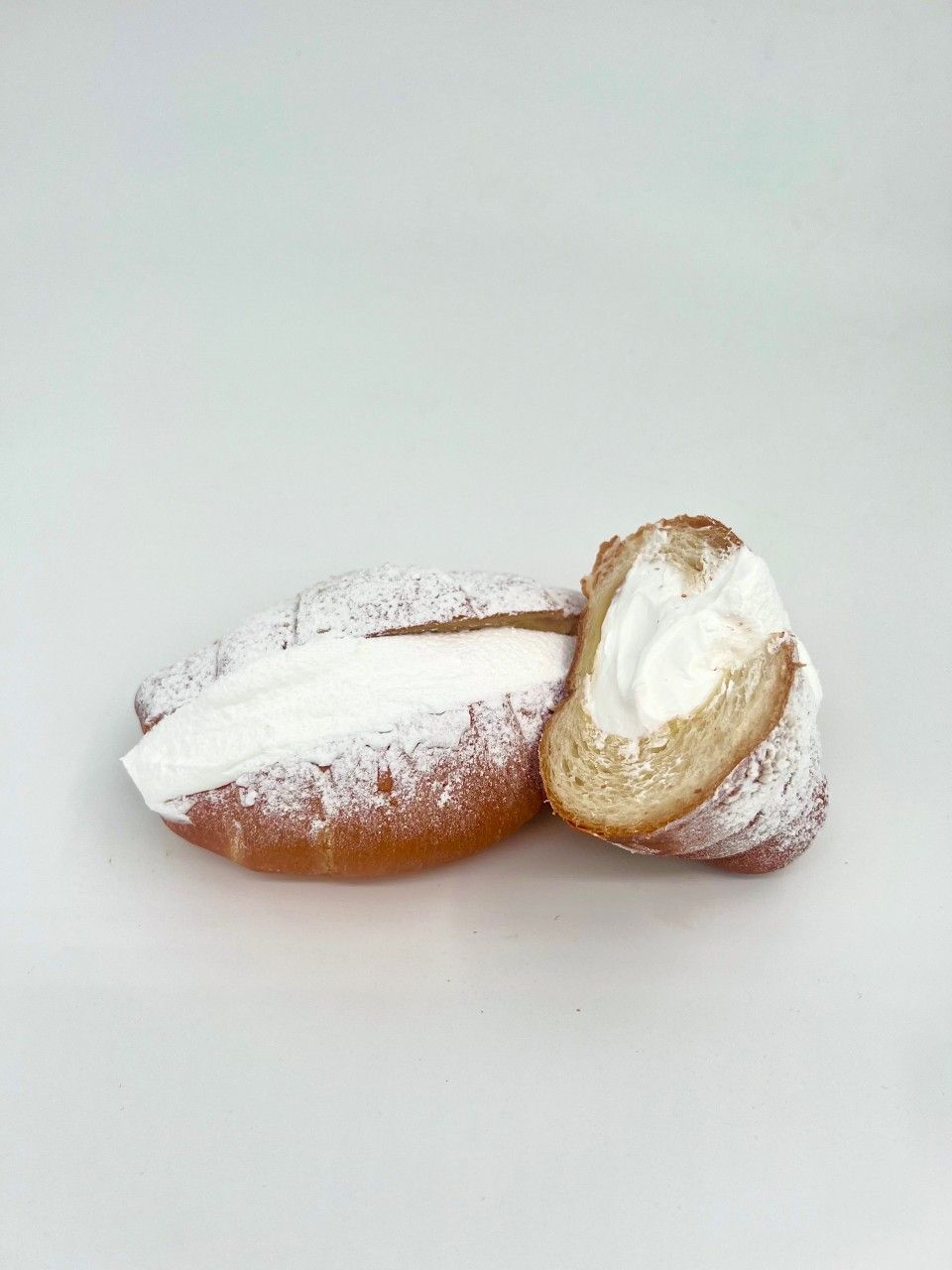 사과잼과 동물성 100% 생크림을 채운 ‘생크림소금빵’. | 이미지 출처: 빠앙빠앙 네이버지도 업체 제공 이미지