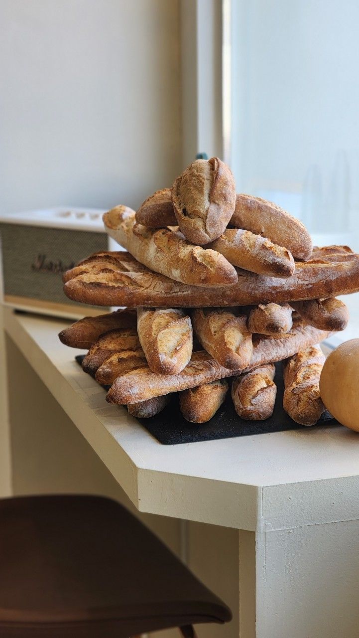 ‘꼼아파리’에서는 다양한 프랑스 빵을 즐길 수 있다. | 이미지 출처: 꼼아파리 네이버지도 업체 제공 이미지